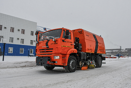 Вакуумная подметально-уборочная машина УКМ-6500